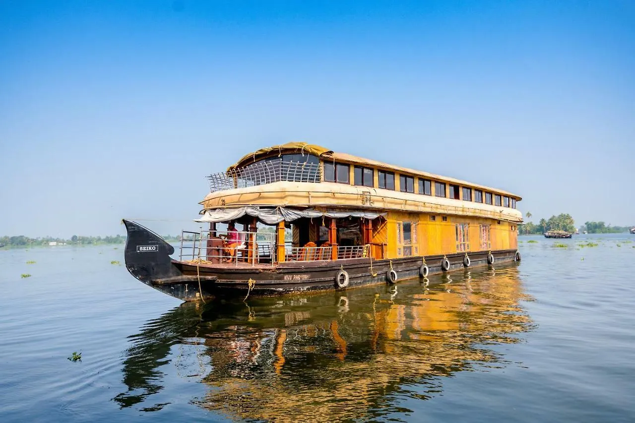 Oyo 24146 Anugraha Houseboat 6Bhk Hotel Alappuzha India