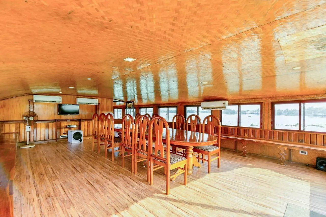 Oyo 24146 Anugraha Houseboat 6Bhk Hotel Alappuzha 3*,  India