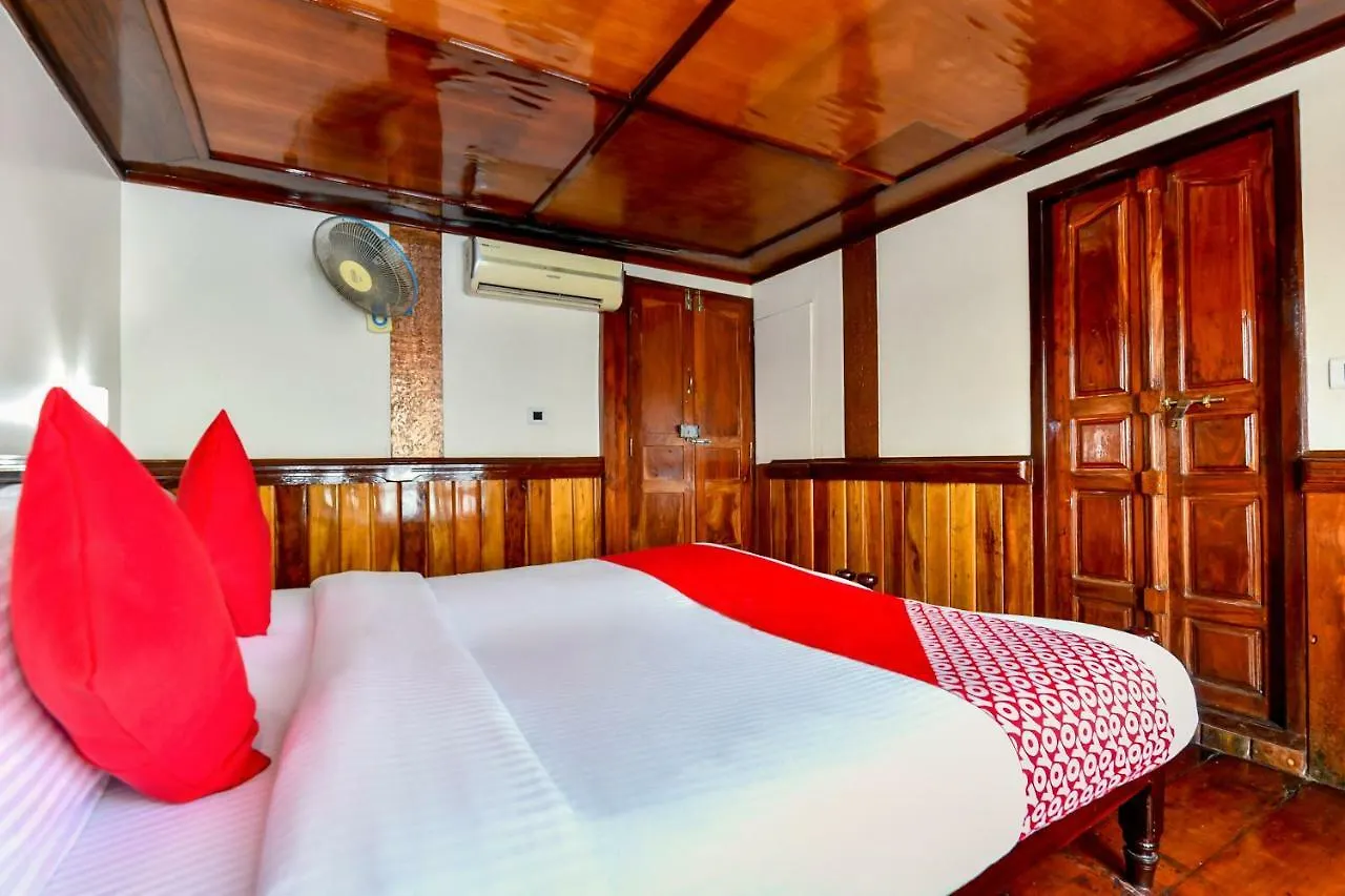 Oyo 24146 Anugraha Houseboat 6Bhk Hotel Alappuzha