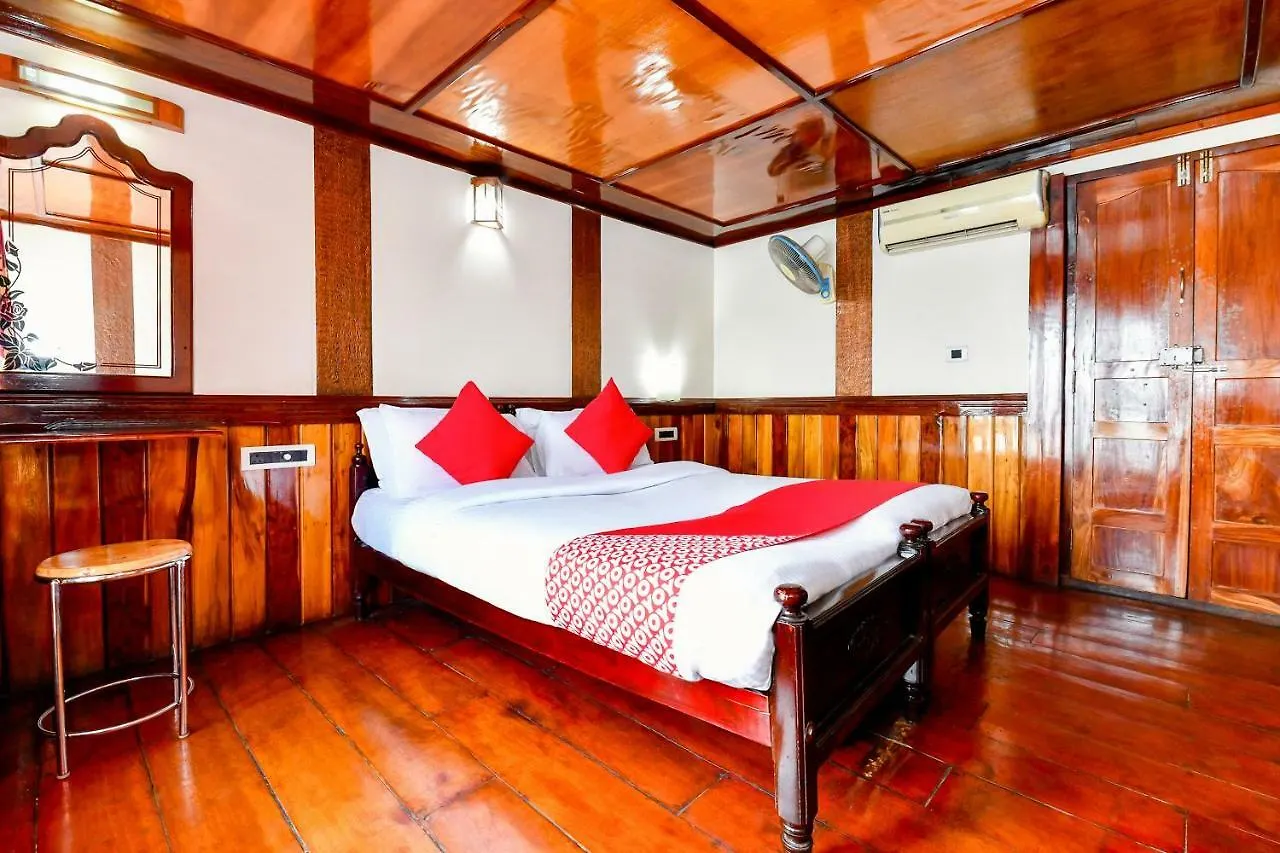 Oyo 24146 Anugraha Houseboat 6Bhk Hotel Alappuzha
