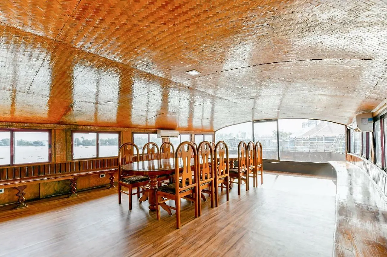 Oyo 24146 Anugraha Houseboat 6Bhk Hotel Alappuzha India