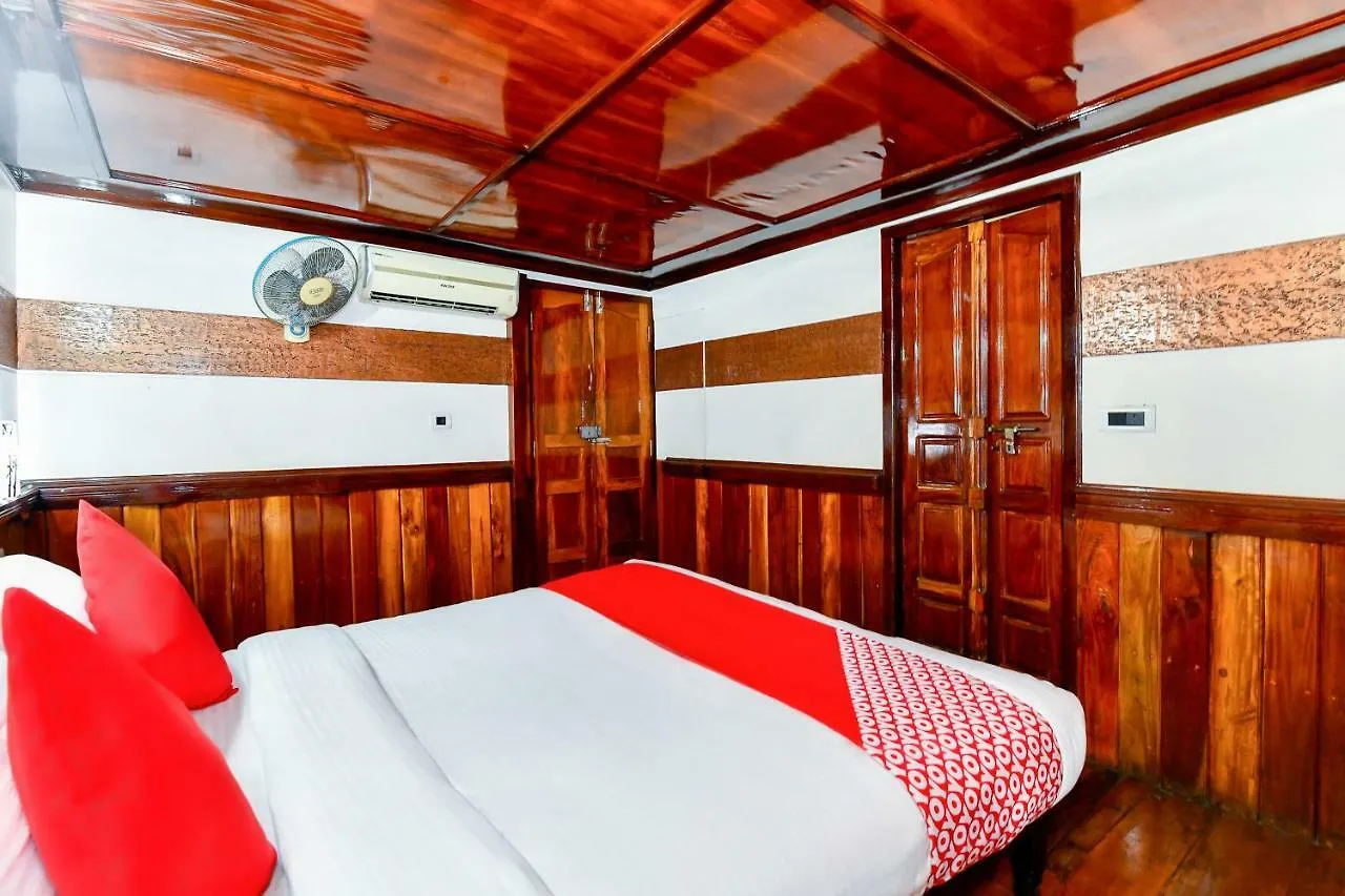 ***  Oyo 24146 Anugraha Houseboat 6Bhk Hotel Alappuzha India